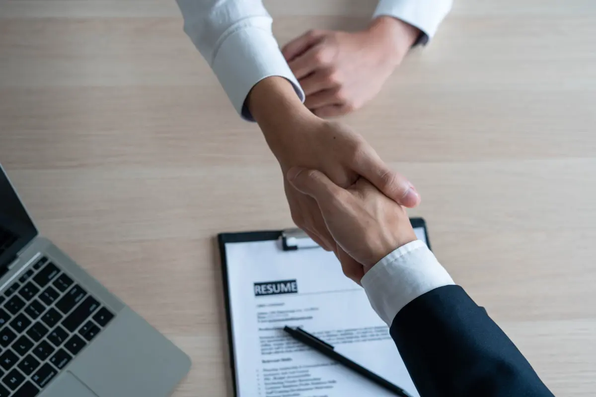 Negotiating home sale deal with buyers – best way to sell your house and secure top dollar offer